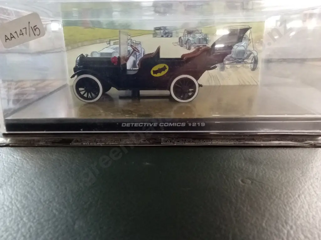 EAGLEMOSS BATMAN AUTOMOBILIA BATMOBILE #219 DIECAST MODEL 1:43 PACKAGED PLUS CORRESPONDING MAGAZINE Image 1++
