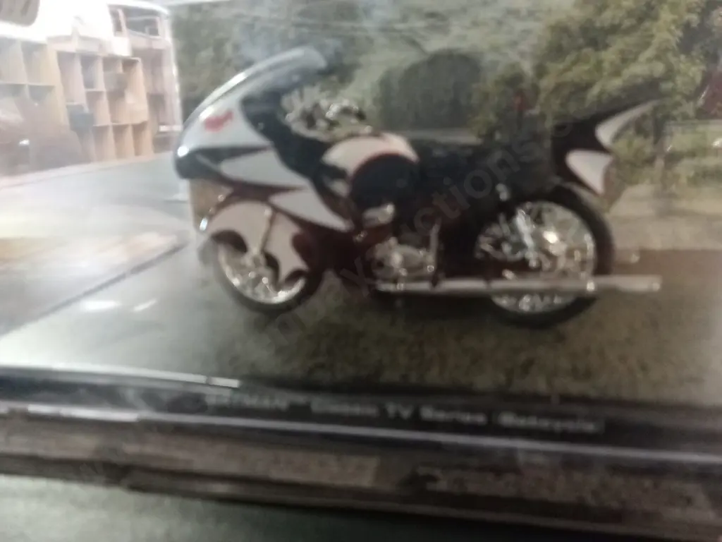 EAGLEMOSS BATMAN AUTOMOBILIA BATCYCLE 1:43 PACKAGED  PLUS CORRESPONDING MAGAZINE Image 1++