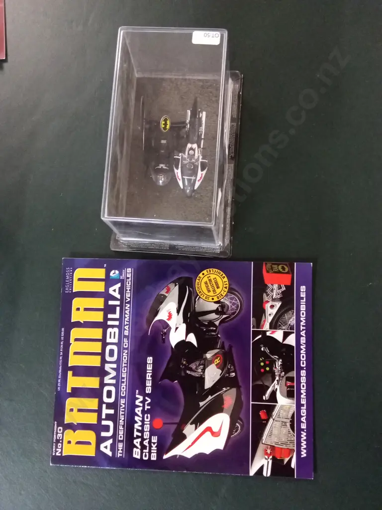 EAGLEMOSS BATMAN AUTOMOBILIA BATCYCLE 1:43 PACKAGED  PLUS CORRESPONDING MAGAZINE Image 1++