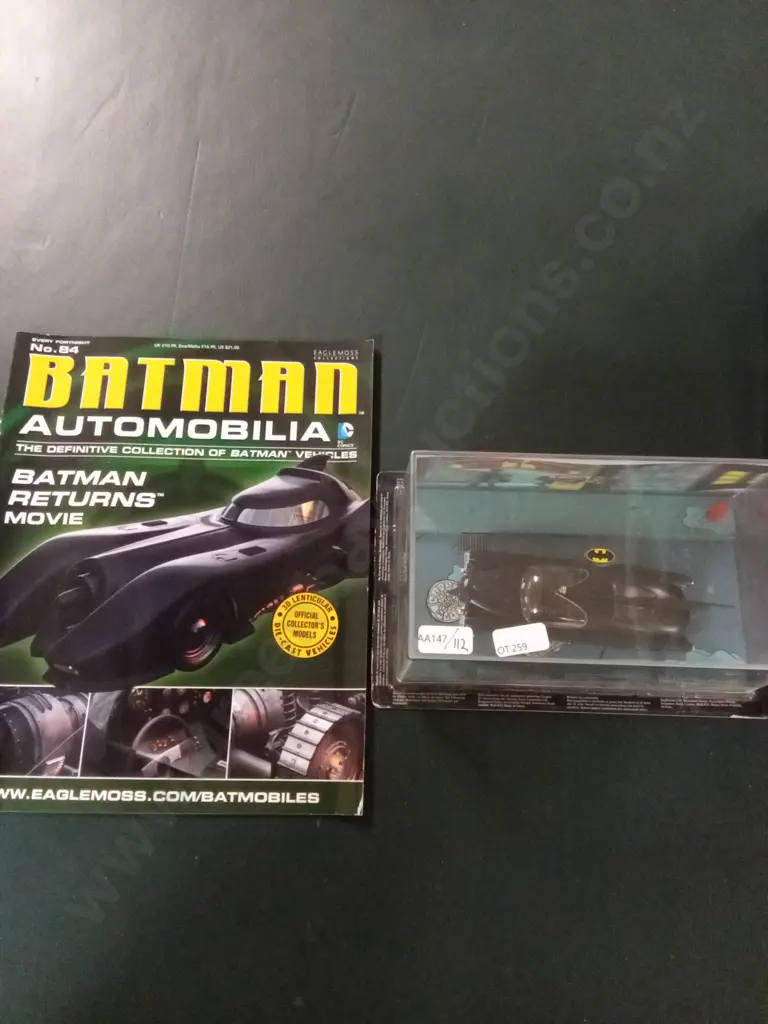 EAGLEMOSS BATMAN BATMOBILE #156 DETECTIVE COMICS 1:43 PACKAGED  PLUS CORRESPONDING MAGAZINE Image 1++