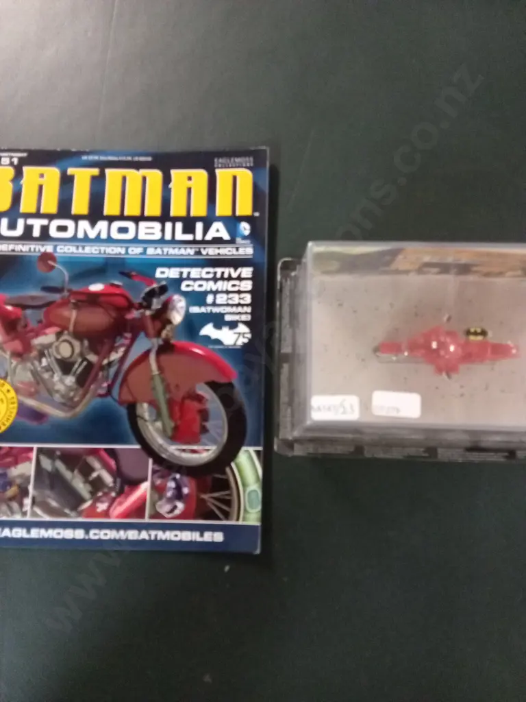 EAGLEMOSS BATMAN AUTOMOBILIA #51 BATWOMAN BIKE 1:43 PACKAGED  PLUS CORRESPONDING MAGAZINE Image 1++
