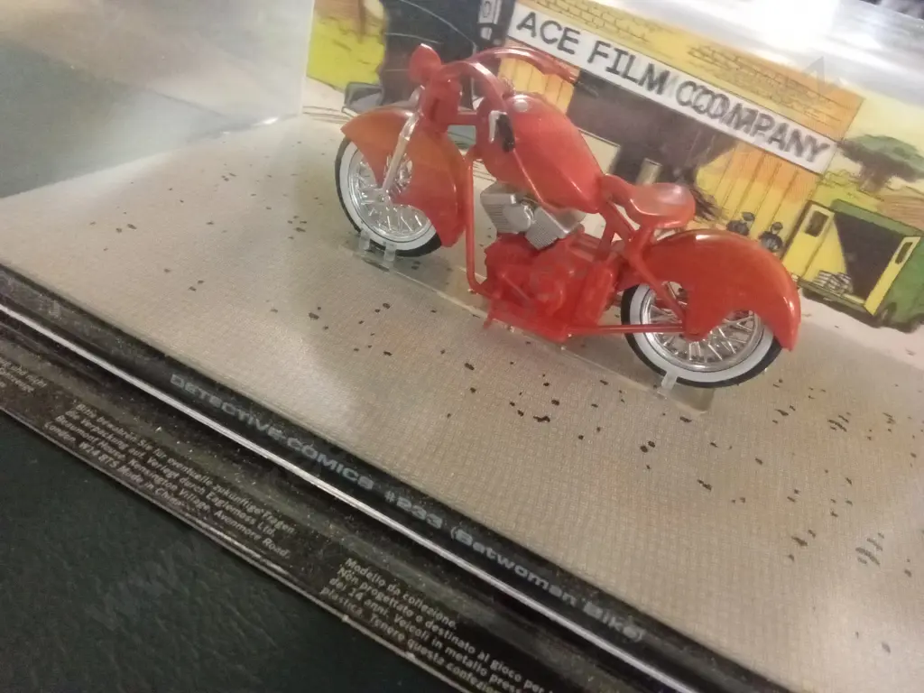 EAGLEMOSS BATMAN AUTOMOBILIA #51 BATWOMAN BIKE 1:43 PACKAGED  PLUS CORRESPONDING MAGAZINE Image 1++