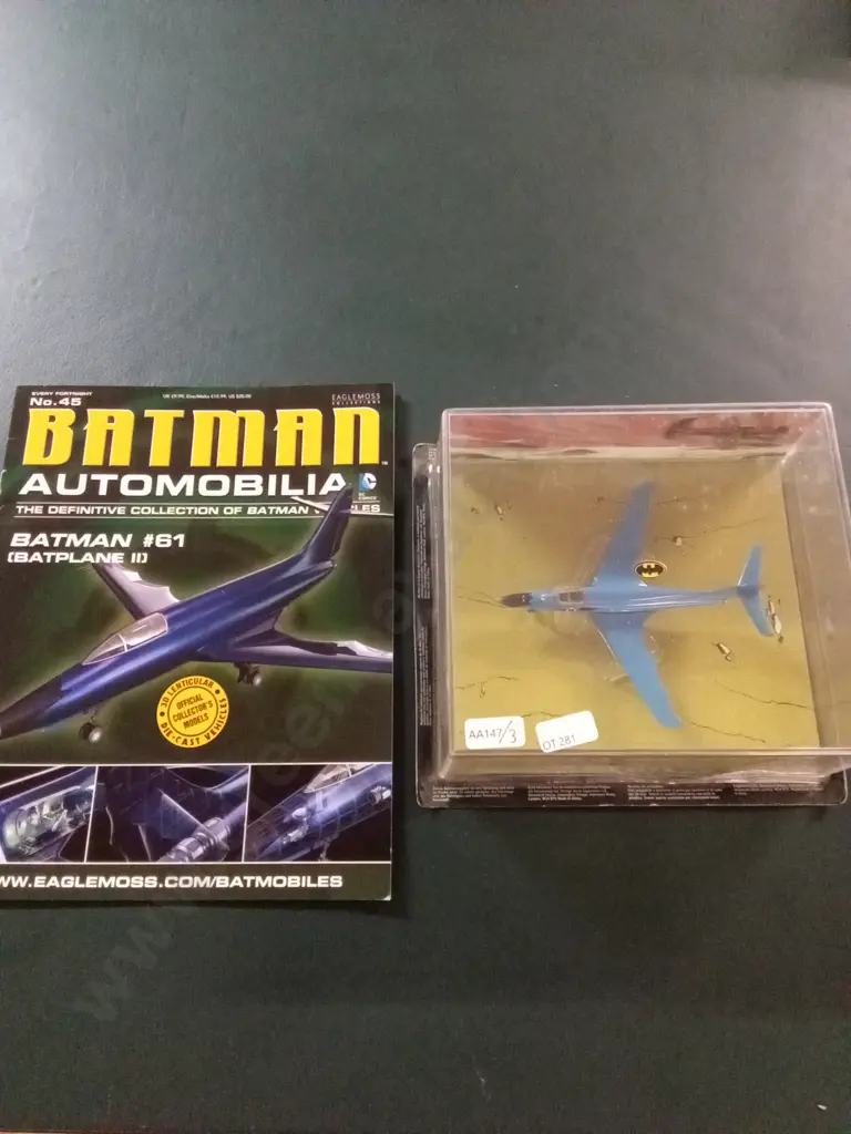 BATMAN AUTOMOBILIA DETECTIVE COMICS #61 BATPLANE IN CASE PLUS CORRESPONDING MAGAZINE Image 1++