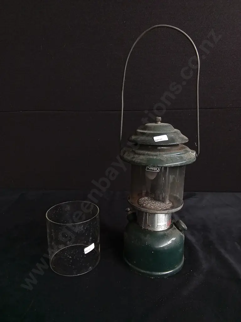 COLEMAN KEROSENE LANTERN AND GLASS CYLINDER Image 1++