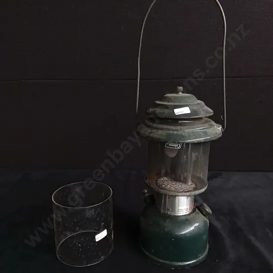 COLEMAN KEROSENE LANTERN AND GLASS CYLINDER