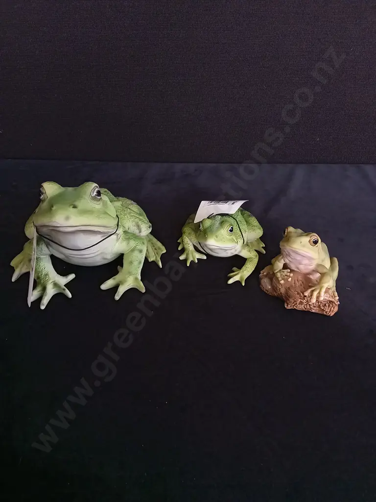 3 GARDEN FROG FIGURES Image 1++