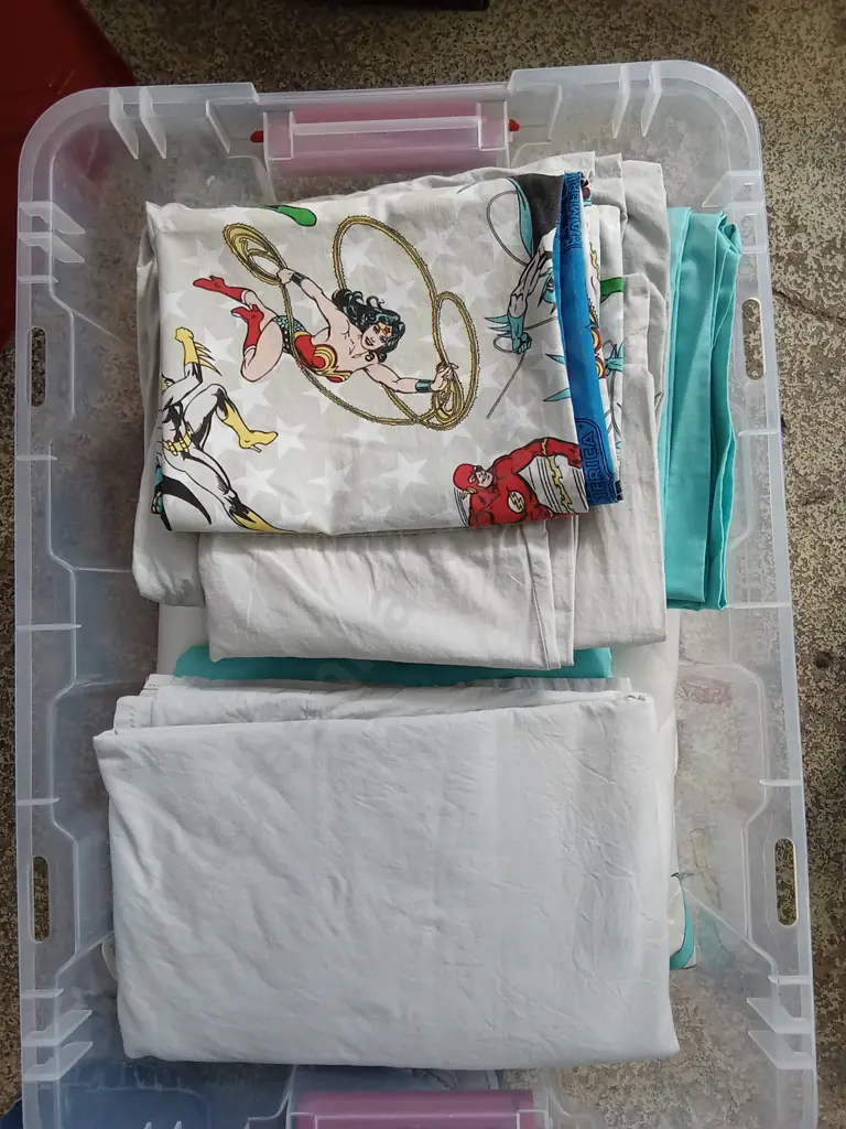 BOX OF BEDDING, INCLUDING DC JUSTICE LEAGUE SHEETS Image 1++