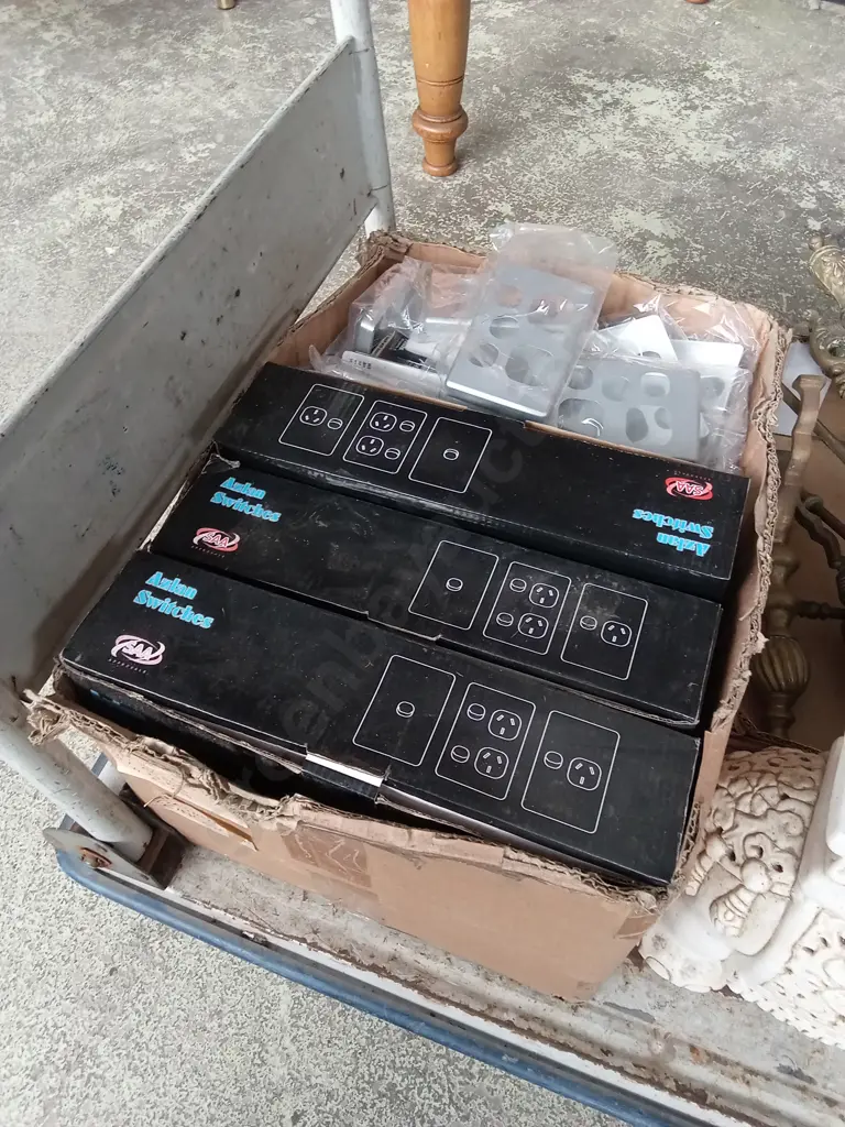 BOX LOT OF BRAND NEW WALL PLATES Image 1++