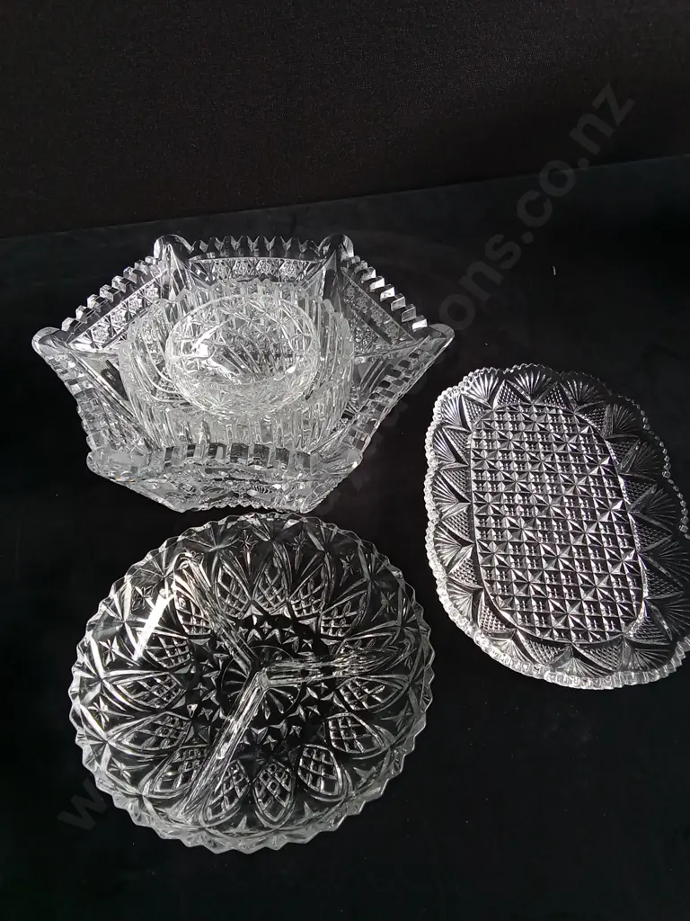 5 PIECES GLASS DECORATIVE ITEMS Image 1++