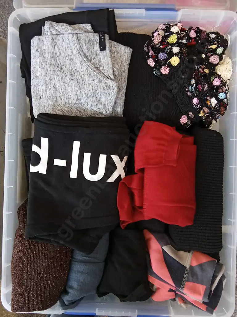MIXED BOX OF WOMENS CLOTHING Image 1++