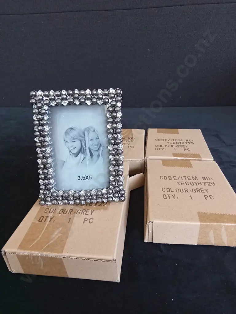 4 GREY 3.5 X 5 PHOTO FRAMES Image 1++