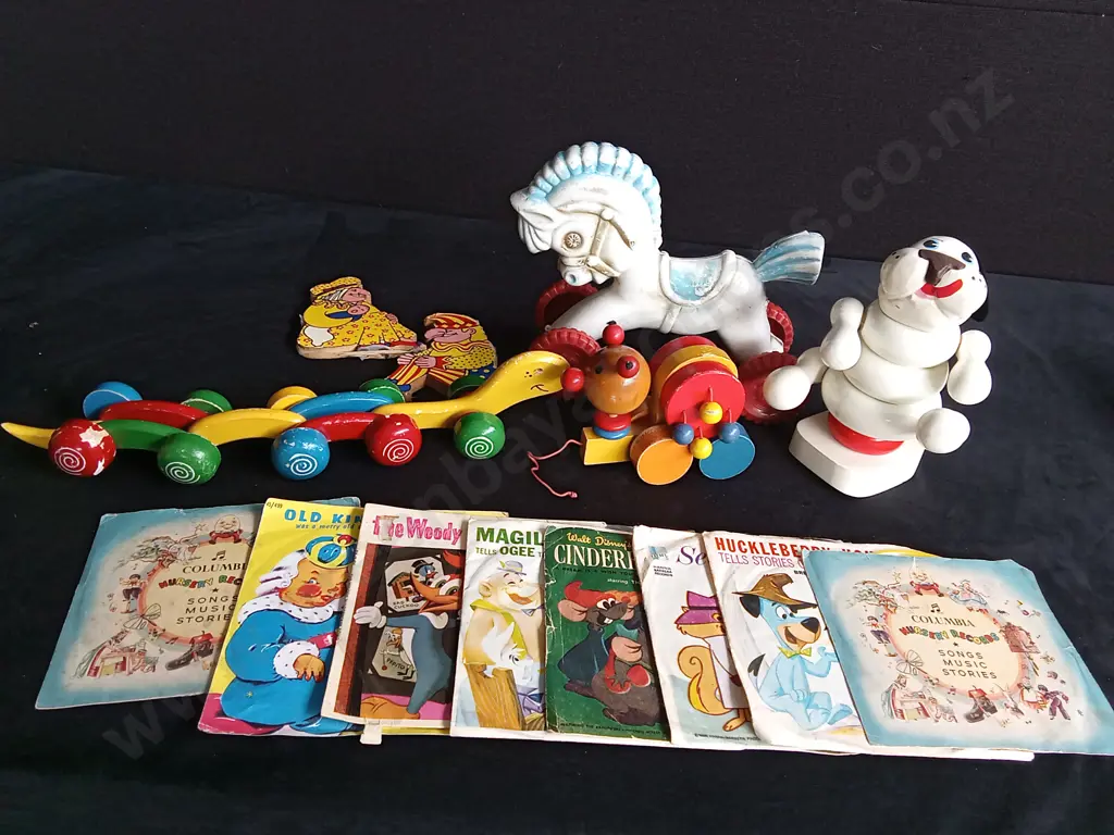 VINTAGE CHILDRENS TOYS AND VINYL Image 1++