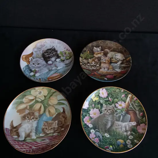 4 PIECES DECORATIVE CAT PLATES