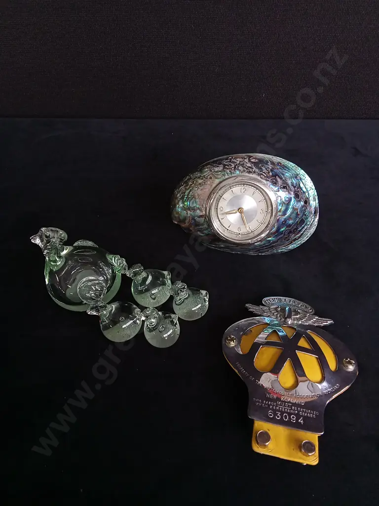 PĀUA SHELL CLOCK GLASS BIRDS AND A COLLECTION OF PATCHES Image 1++