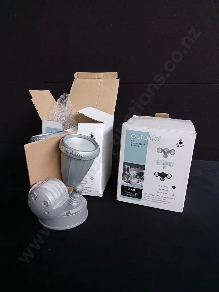 2 BRAND NEW OUTDOOR SENSOR LIGHTS Image 1++