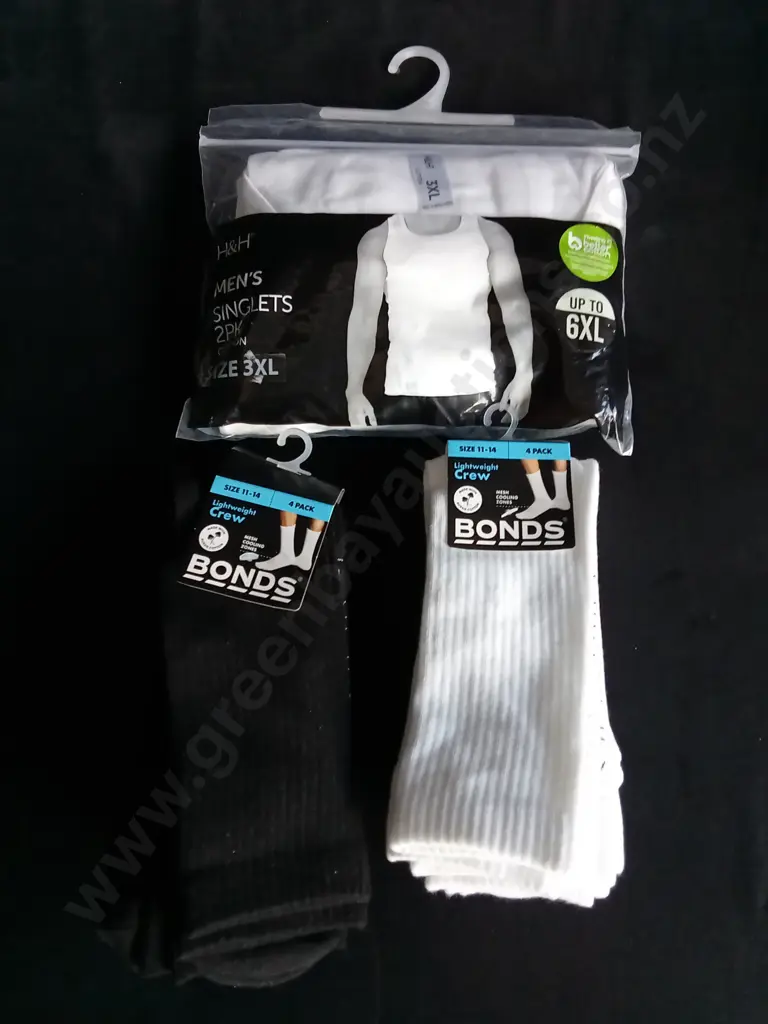 BRAND NEW MENS SINGLETS AND BONDS SOCKS Image 1++