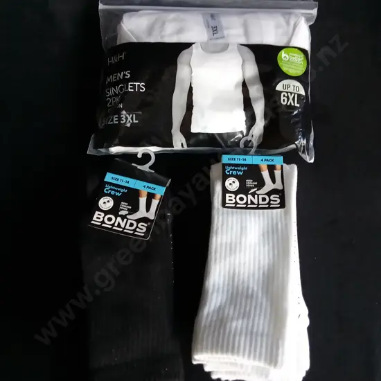 BRAND NEW MENS SINGLETS AND BONDS SOCKS