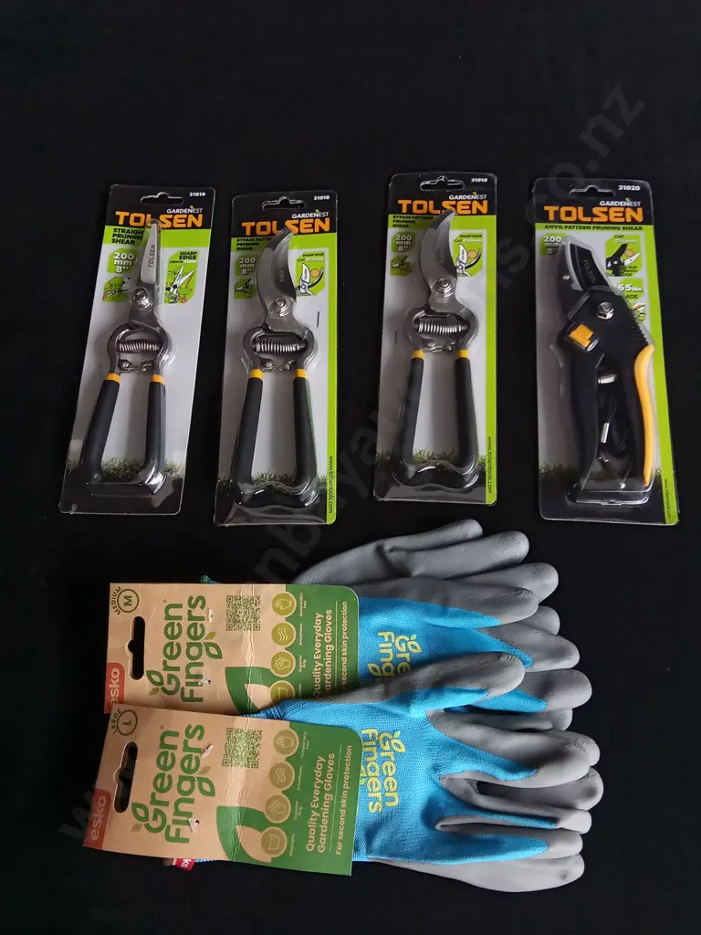 6 PIECES BRAND NEW GARDENING TOOLS AND GLOVES Image 1++