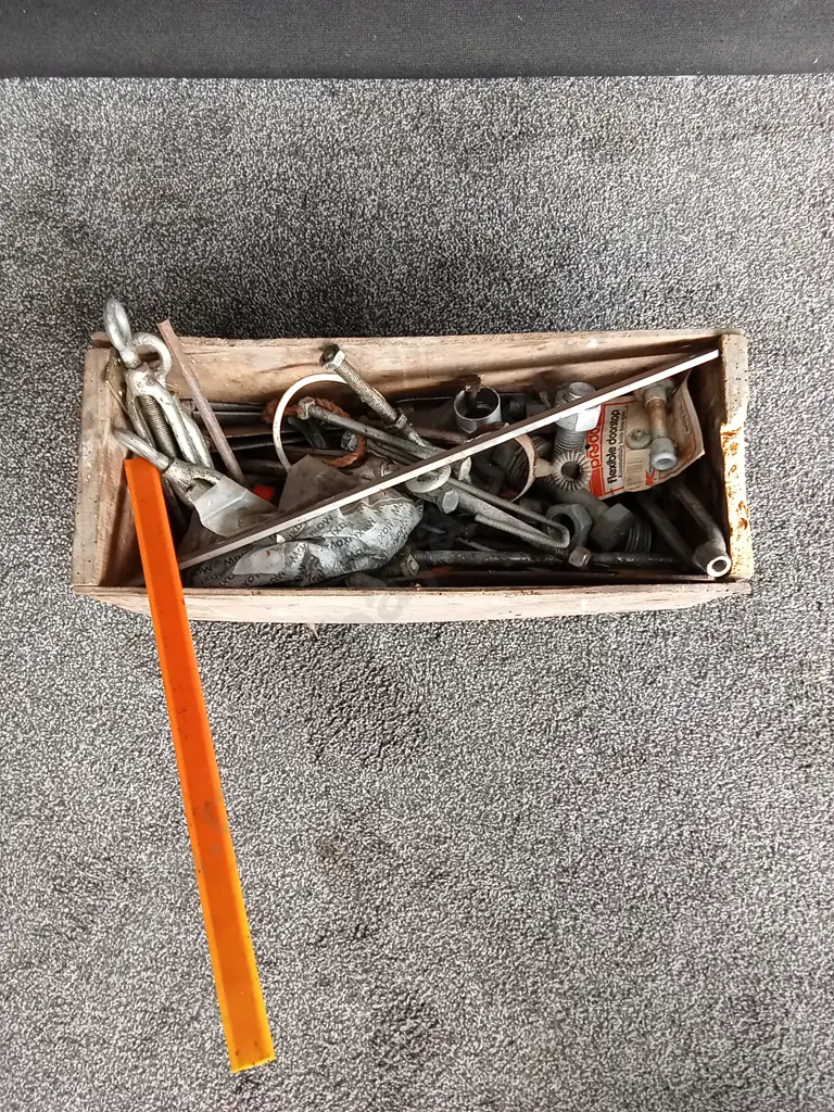 BOX OF ASSORTED TOOL BITS Image 1++