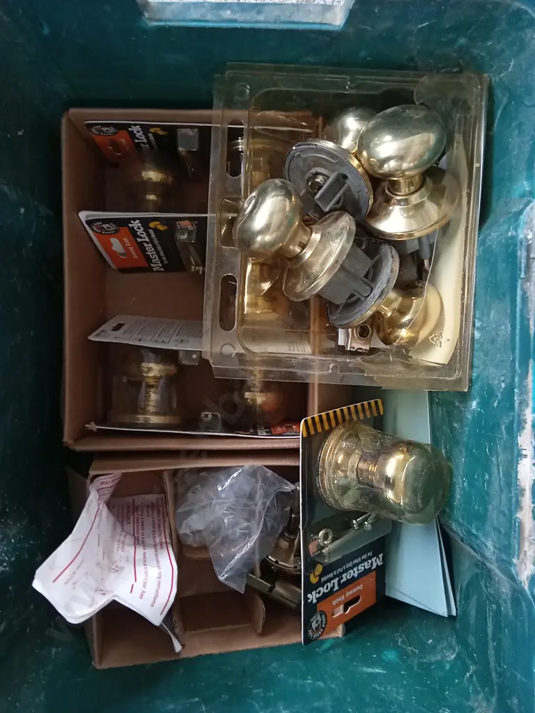 BOX OF DOORKNOBS AND DUMMY KNOBS Image 1++