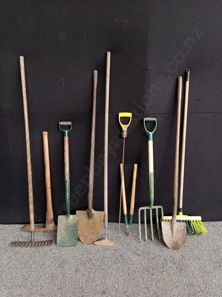 10 X ASSORTED GARDEN TOOLS Image 1++
