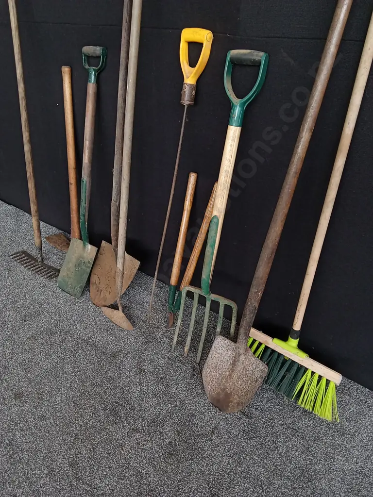10 X ASSORTED GARDEN TOOLS Image 1++