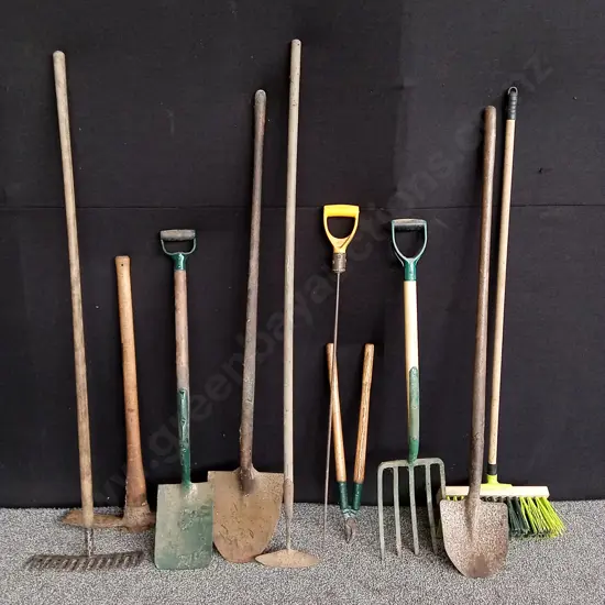 10 X ASSORTED GARDEN TOOLS