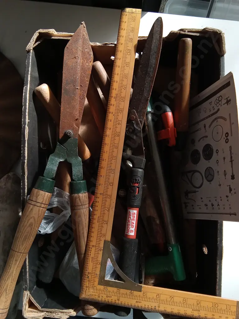 BOX OF TOOLS Image 1++
