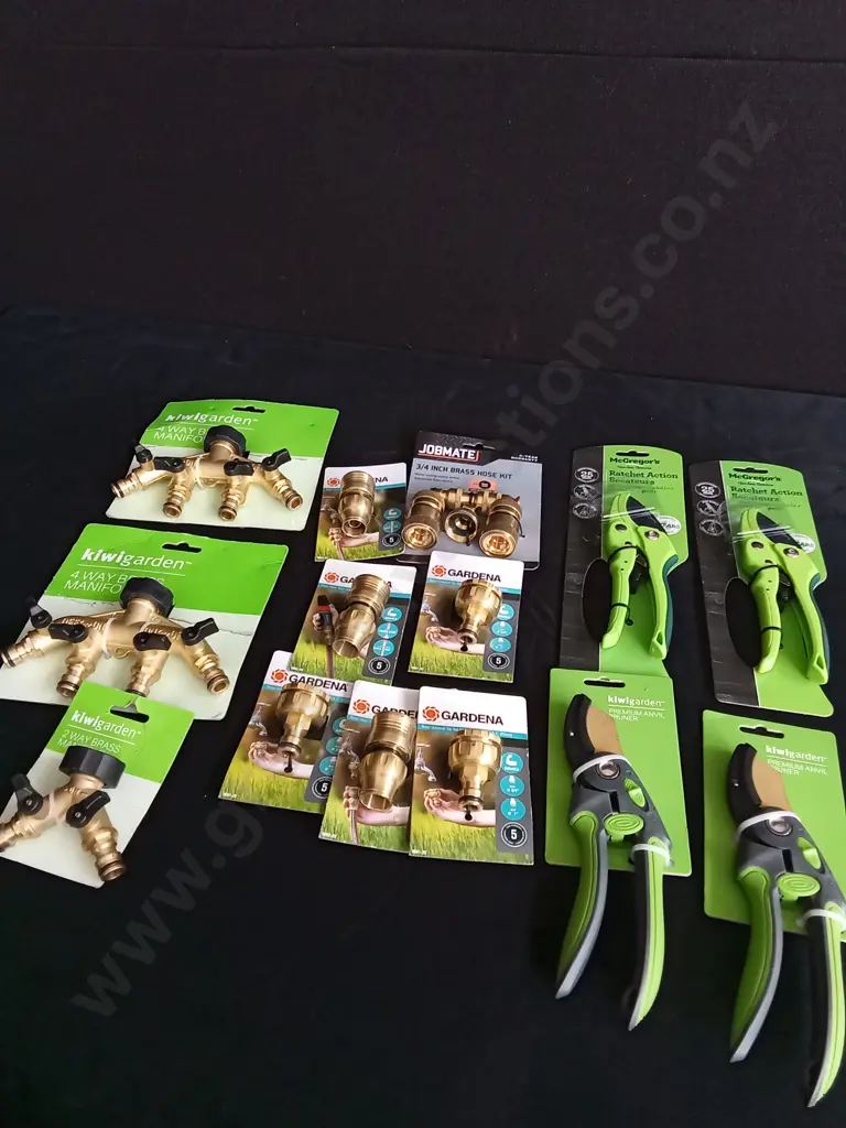 13 PIECES BRAND NEW HOSE ATTACHMENTS AND GARDENING TOOLS Image 1++
