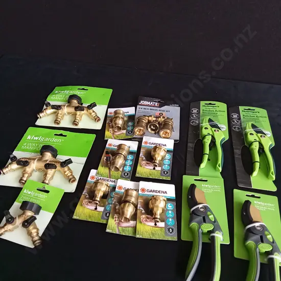13 PIECES BRAND NEW HOSE ATTACHMENTS AND GARDENING TOOLS
