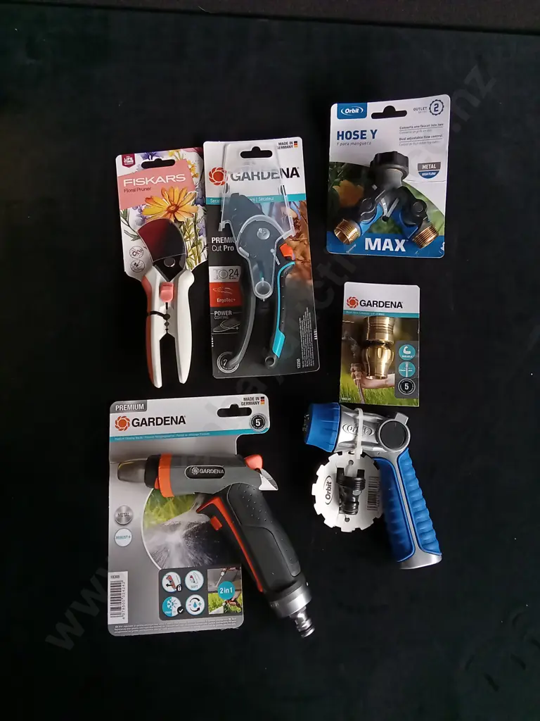 6 PIECES BRAND NEW GARDEN TOOLS Image 1++