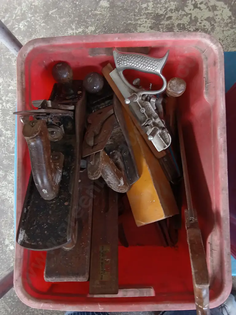 BOX OF WOODWORKING TOOLS Image 1++