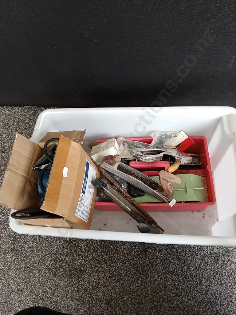 BOX OF ASSORTED TOOLS Image 1++