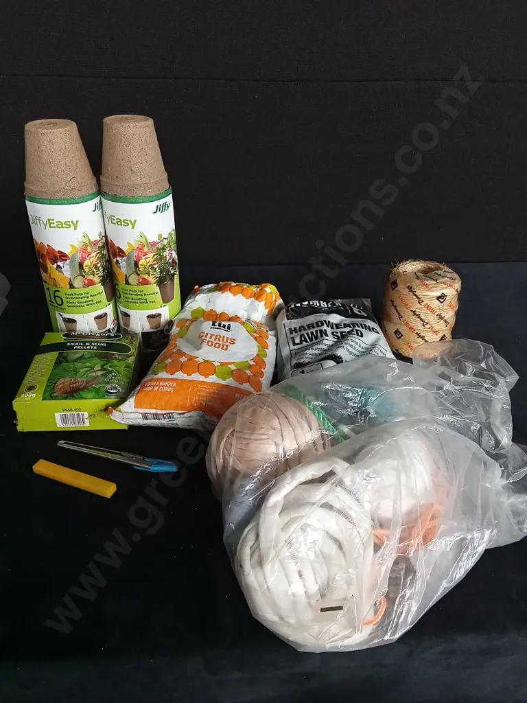 ASSORTED GARDEN ITEMS Image 1++