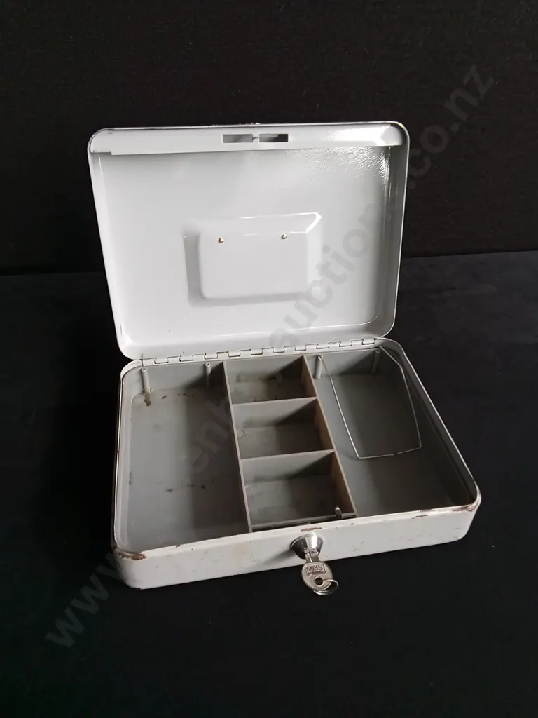 CASHBOX WITH KEY Image 1++
