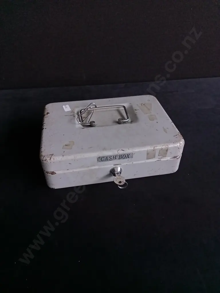 CASHBOX WITH KEY Image 1++
