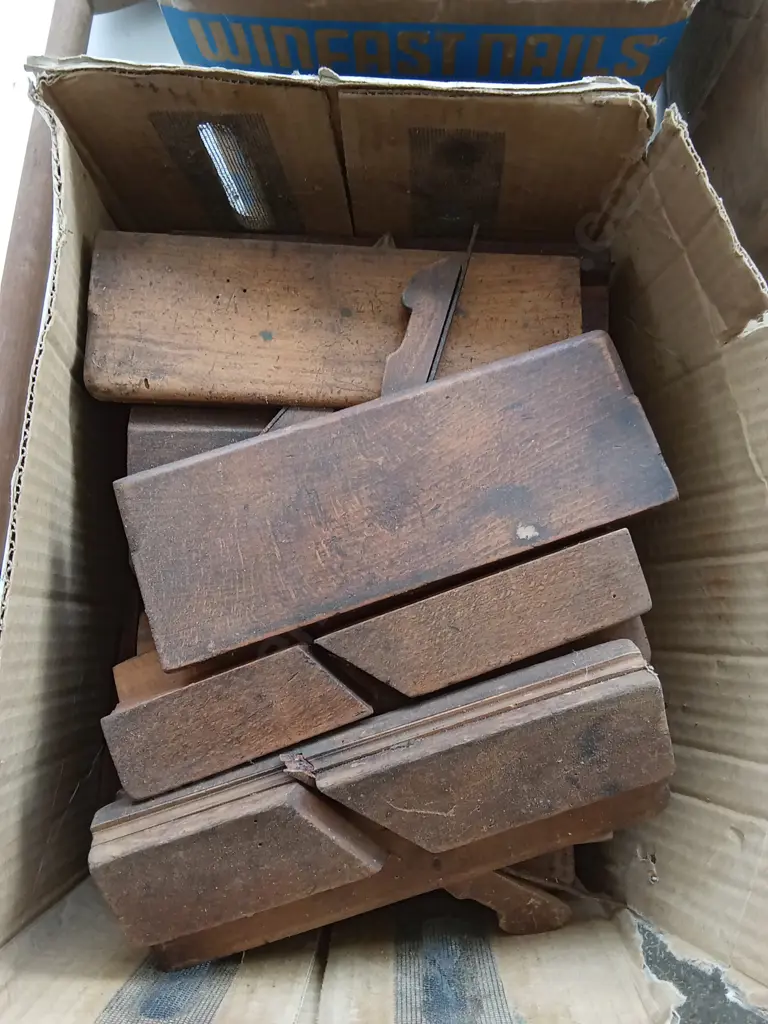 BOX OF ANTIQUE WOODEN MOULDING PLANES Image 1++