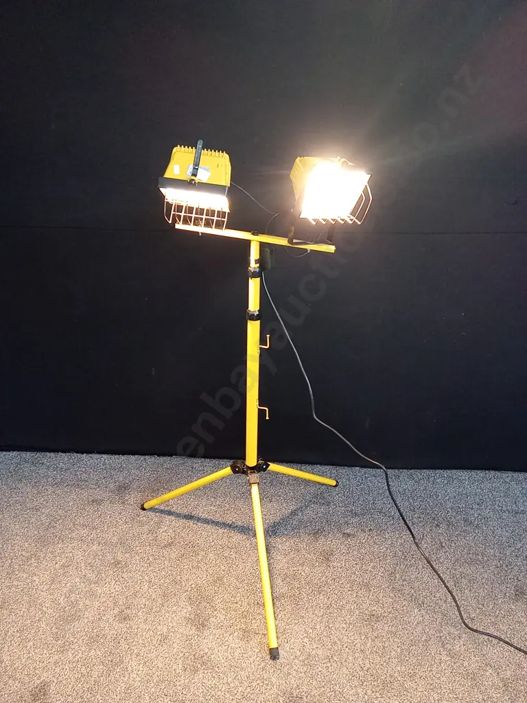 TRIPOD WORK LIGHT Image 1++
