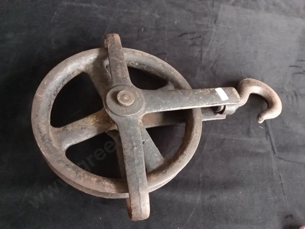 ANTIQUE CAST IRON PULLEY WHEEL Image 1++