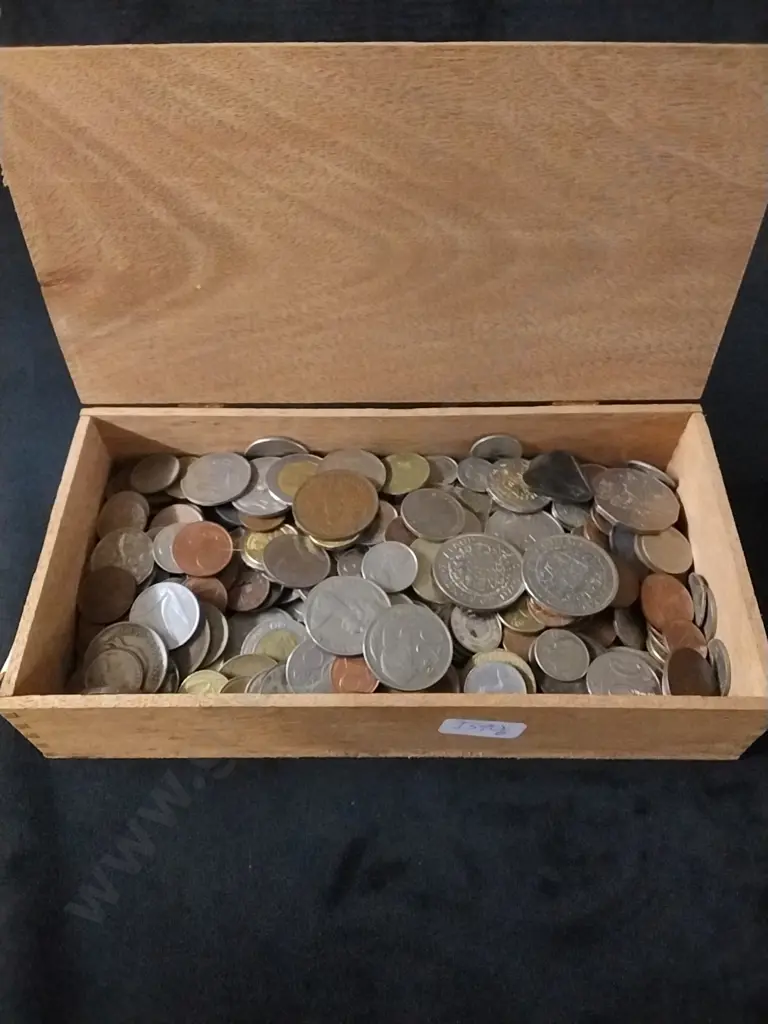 WOODEN BOX OF COINS INC NZ HALF CROWN, PENNIES AND MORE Image 1++