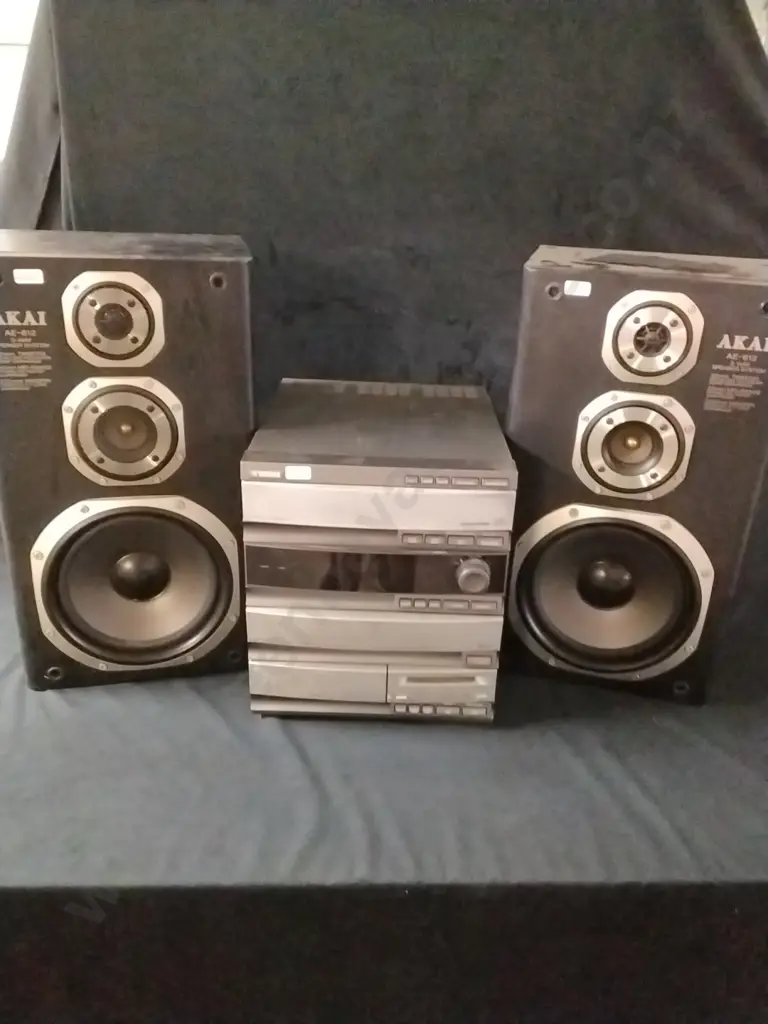 YAMAHA AUDIO SYSTEM WITH 2 AKAI SPEAKERS - NOT TESTED Image 1++