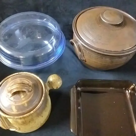 KITCHENWARE INCLUDING LARGE LIDDED CASSEROLE DISH