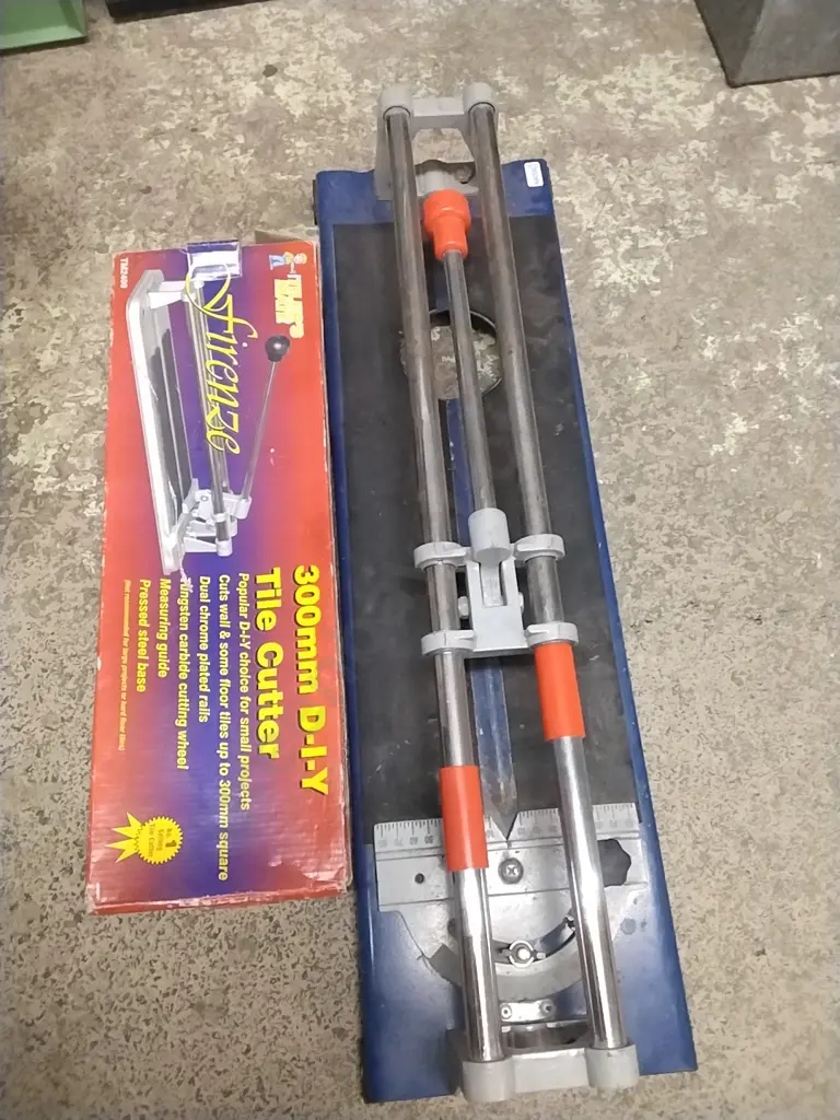 2x TILE CUTTERS Image 1++