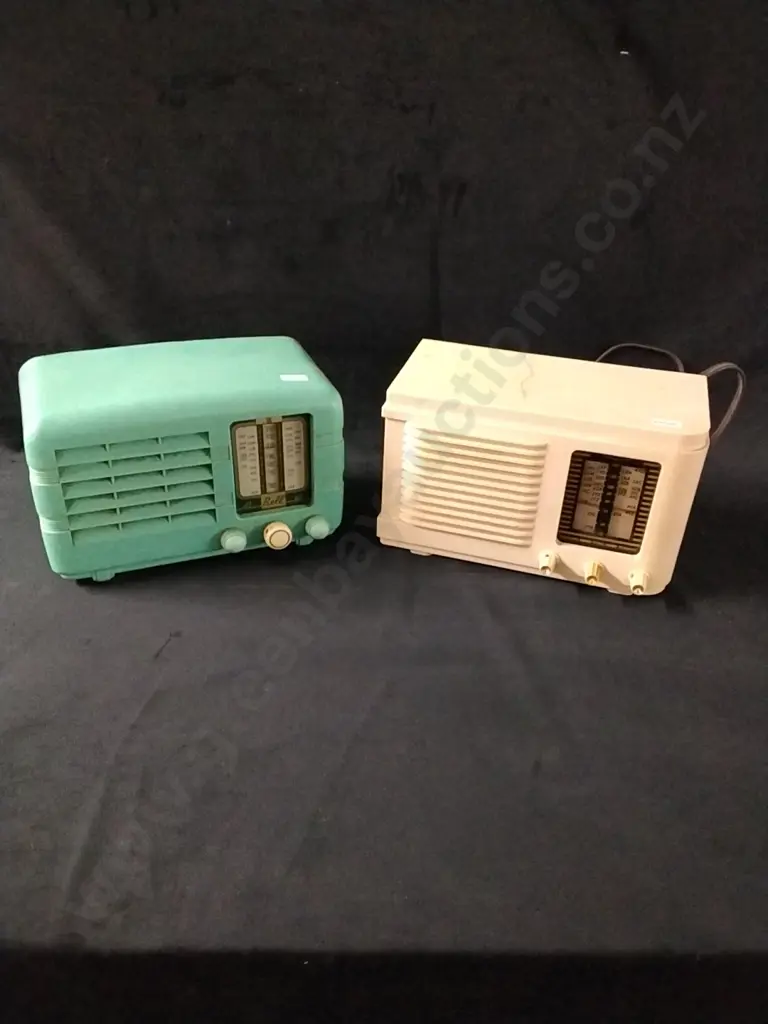 VALVE RADIOS X 2 PLUS BOX OF RADIO KNOBS Image 1++