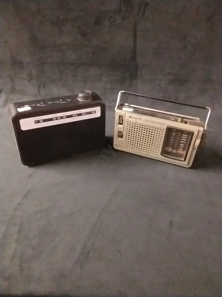 PHILIPS AND SANYO TRANSISTOR RADIOS - NOT TESTED Image 1++