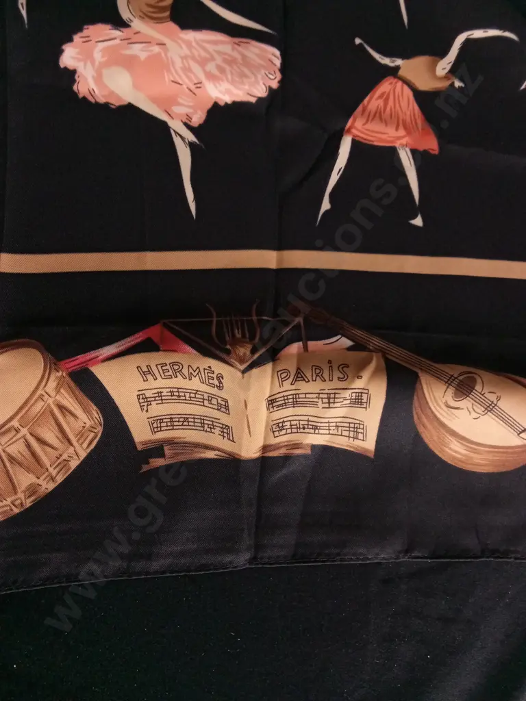 HERMÈS PARIS SILK SCARF Image 1++