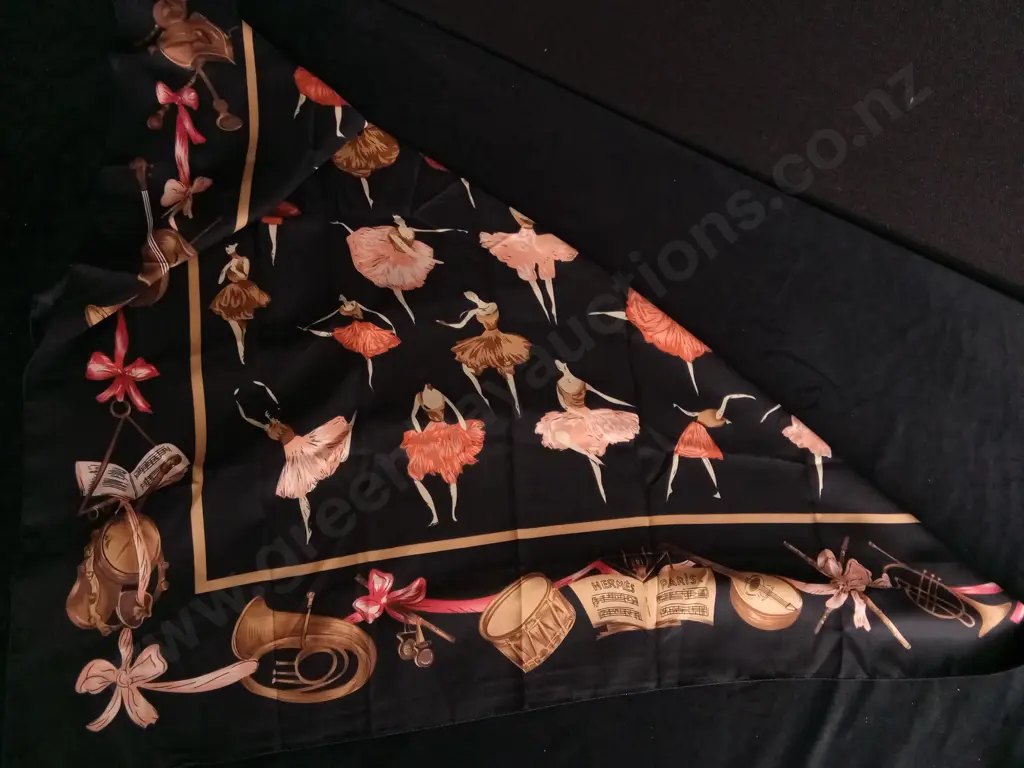 HERMÈS PARIS SILK SCARF Image 1++