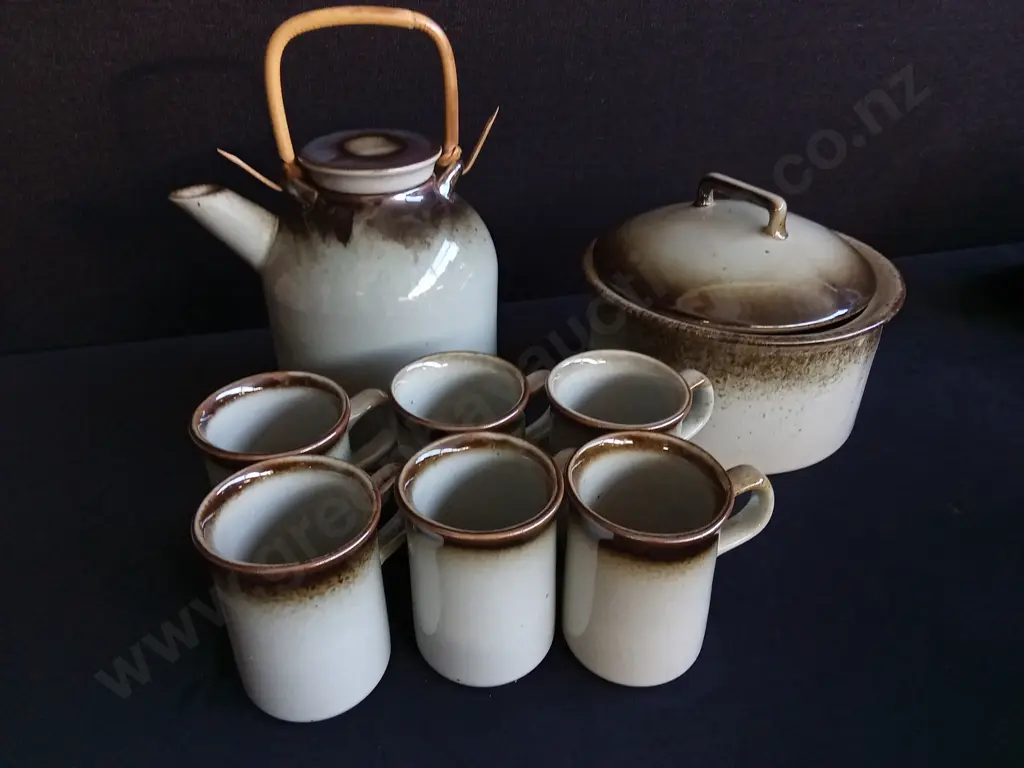 9 PIECES MADE IN NEW ZEALAND CERAMICS, TEA AND COFFEE SET, CASSEROLE DISH Image 1++