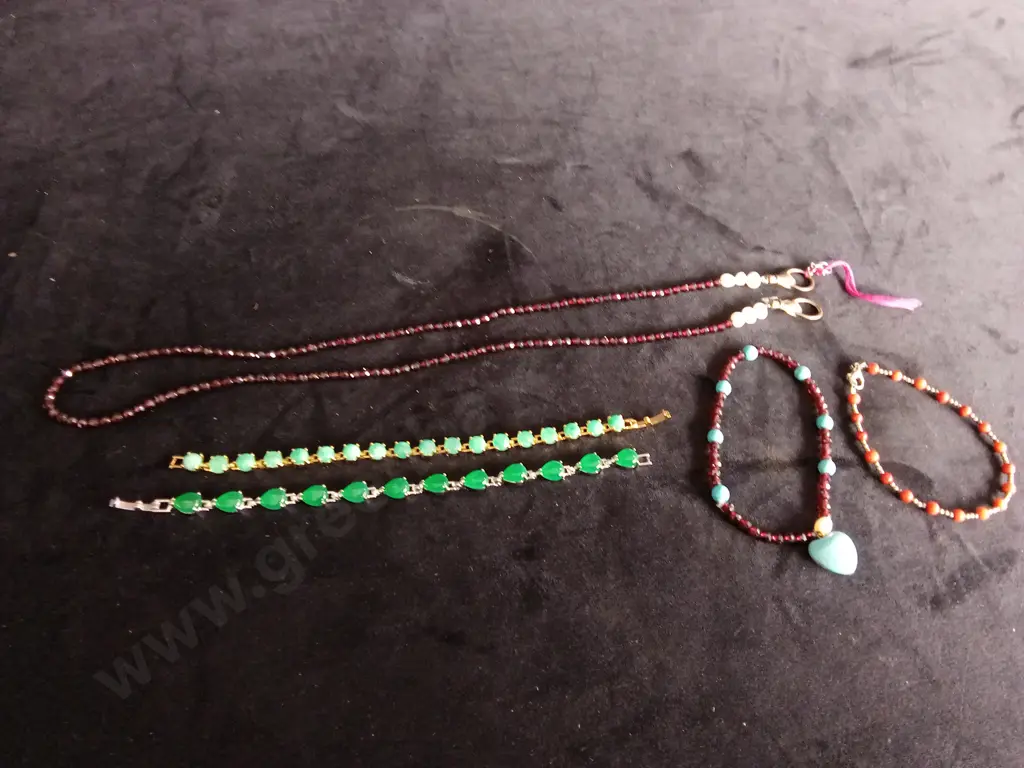 5 PIECES OF COSTUME JEWELLERY Image 1++