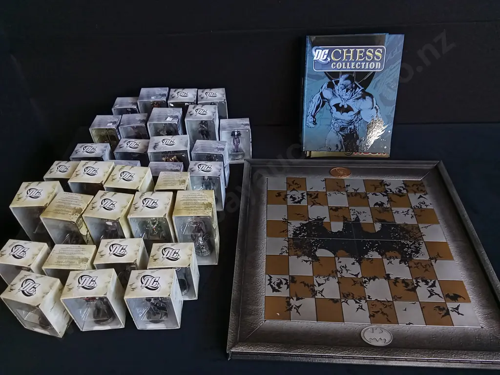 COMPLETE DC CHESS COLLECTION INCLUDING PIECES, BOARD, COMICS AND ORIGINAL PACKAGING Image 1++